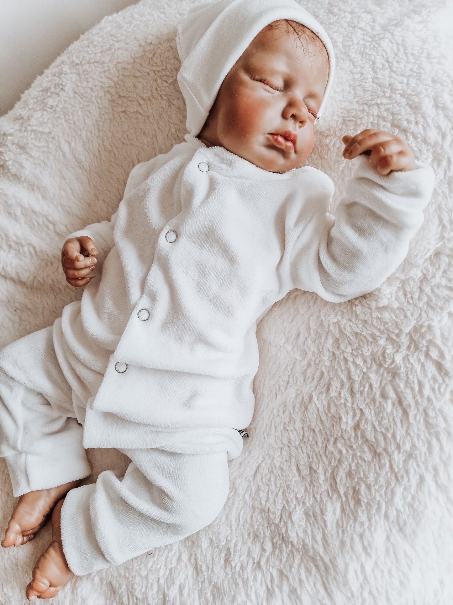 Baby met een boxpakje en een babymutsje op die je kan personaliseren bij Lilii Flora