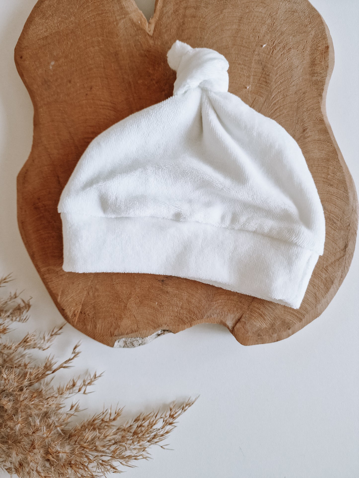 babymuts knoopmuts die je kunt personaliseren met de naam van je baby bij Lilii Flora