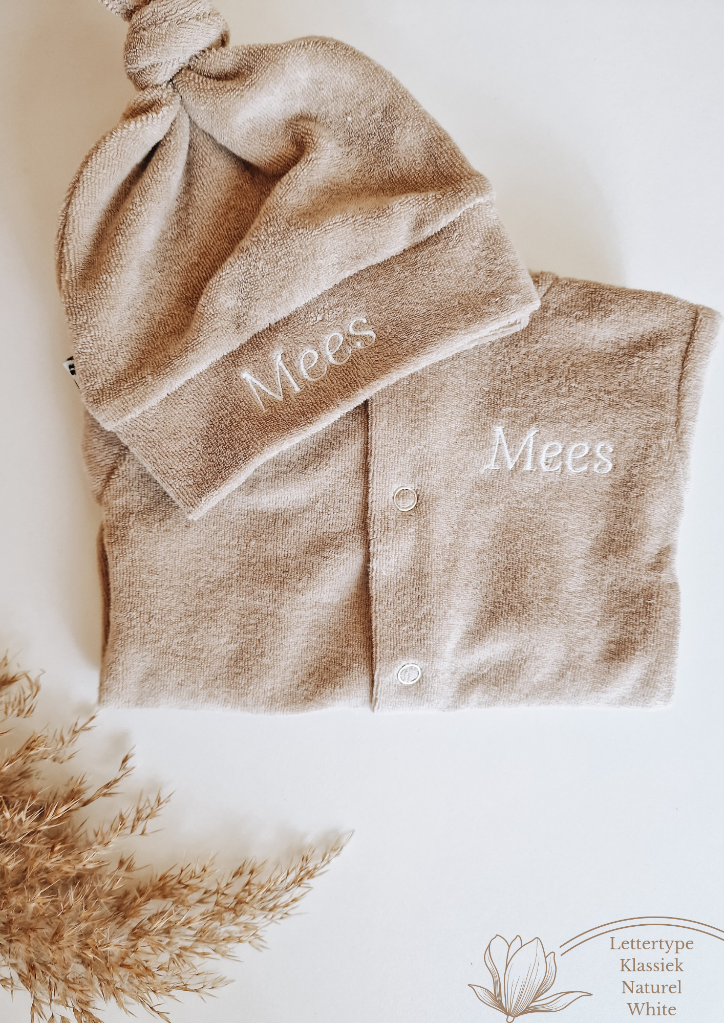 boxpakje baby met een babymuts met de naam mees. In een witte kleur geborduurd