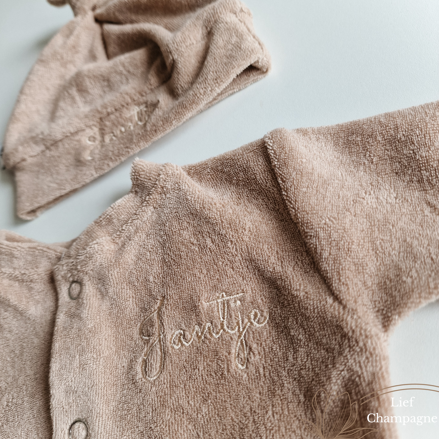 Baby knoopmuts badstof zand