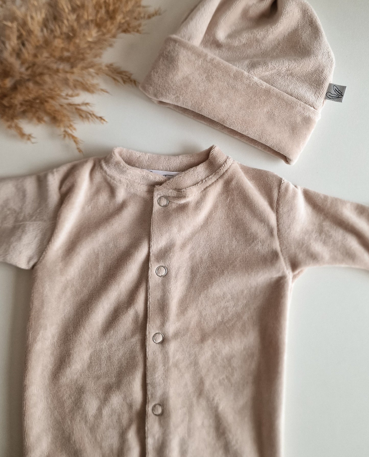 Babymuts met naam | Nicky Beige