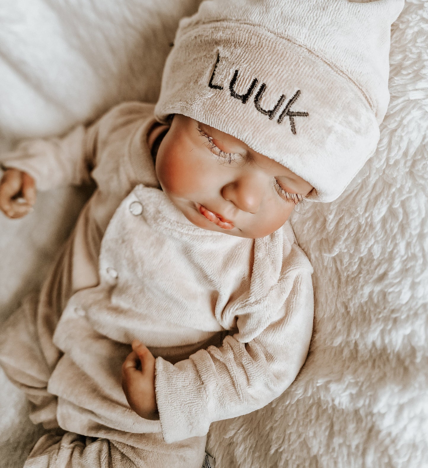 Babymuts met naam | Nicky Beige