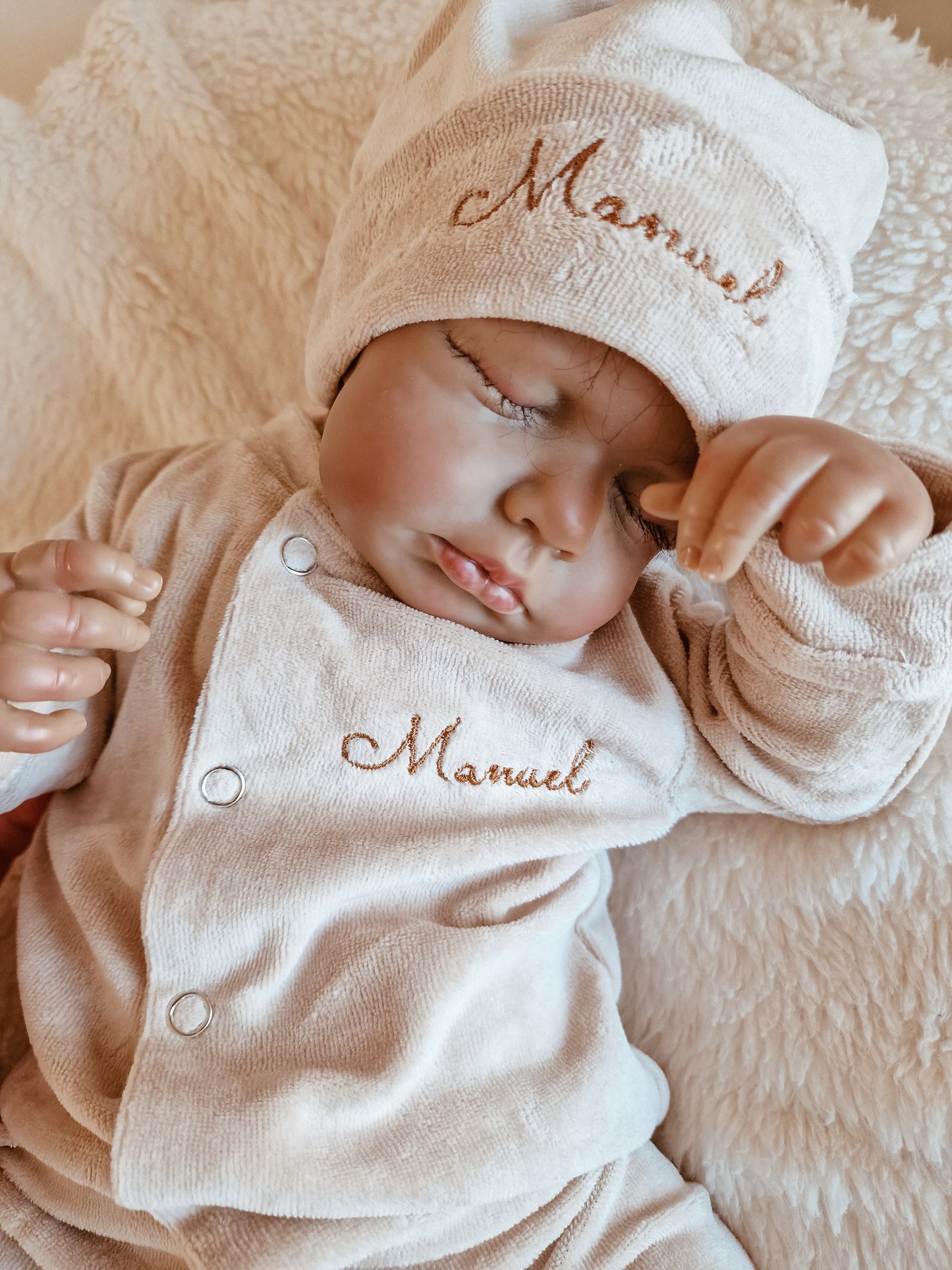 Babymuts met naam | Nicky Beige