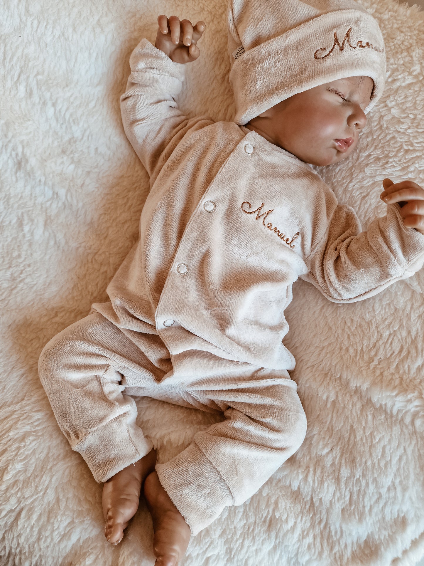 Babymuts met naam | Nicky Beige