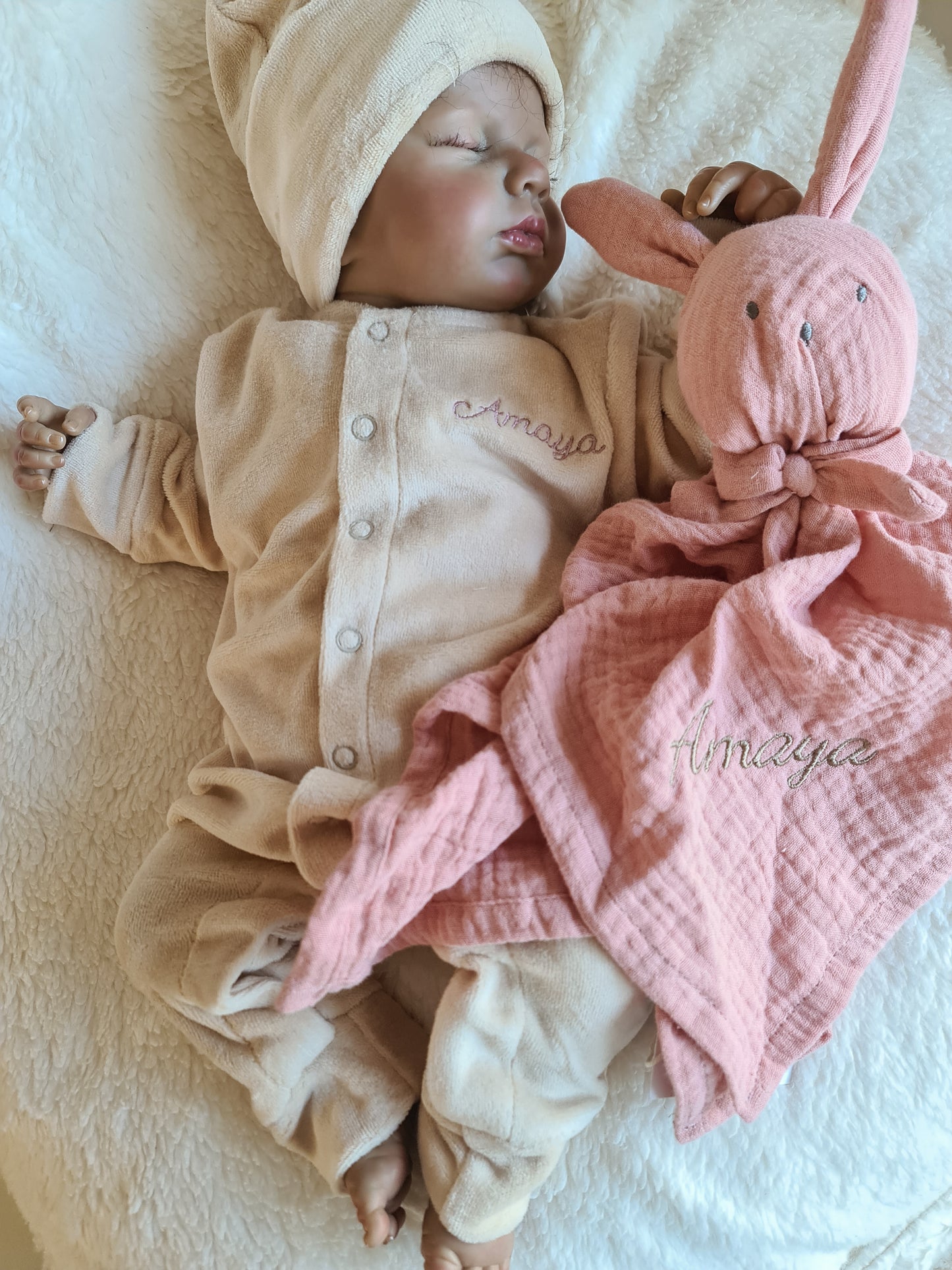 Babymuts met naam | Nicky Beige