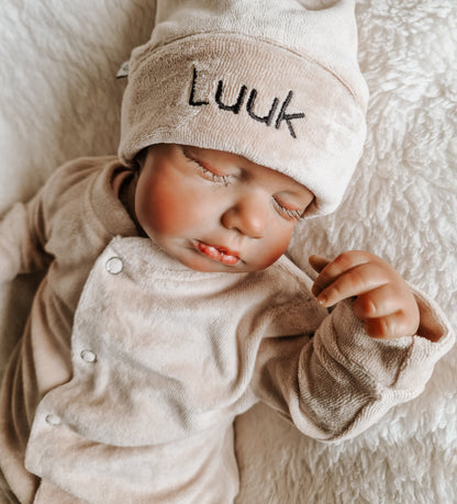 Baby knoopmuts met naam | Nicky Beige