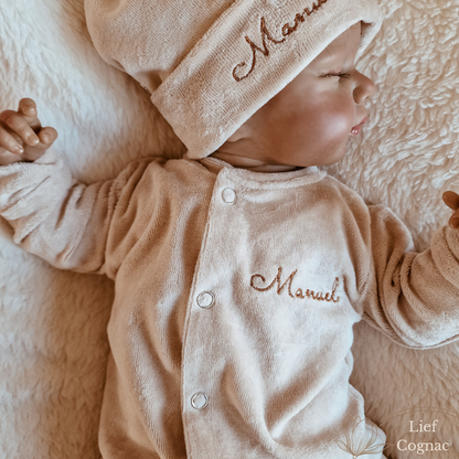 Baby knoopmuts met naam | Nicky Beige