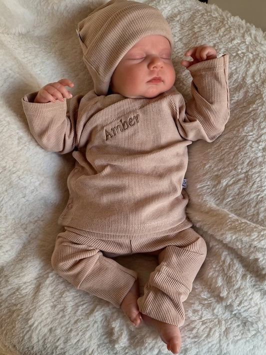 Geboorte pakje | Broekje met overslagshirt | Rib | Almond