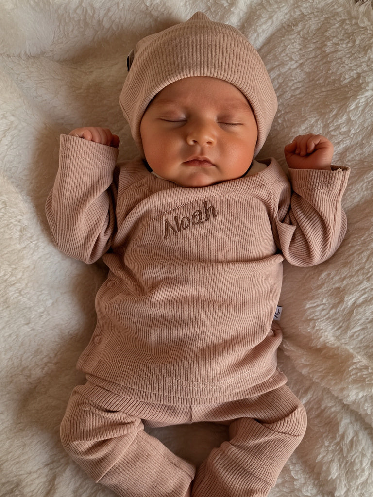 Geboorte pakje | Broekje met overslagshirt | Rib | Almond