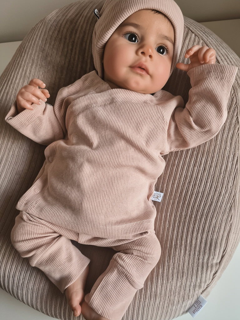 Geboorte pakje | Broekje met overslagshirt | Rib | Almond
