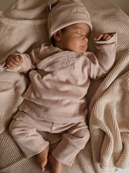 Geboorte pakje | Broekje met overslagshirt | Rib | Almond