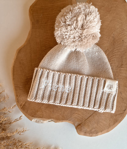 Babymuts met naam | Biologisch & Gebreid | Pompom |Beige