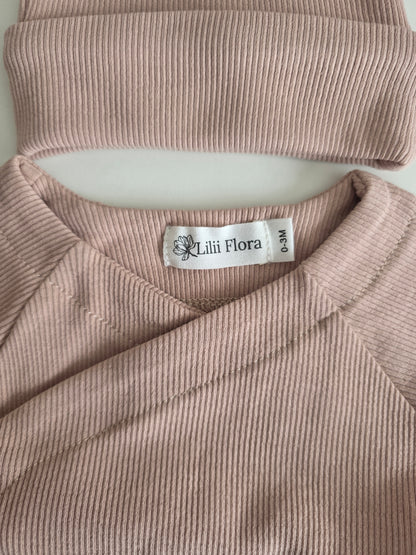 Geboorte pakje | Broekje met overslagshirt | Rib | Almond