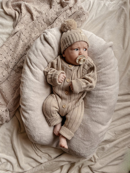 Babymuts met naam | Biologisch & Gebreid | Pompom |Beige