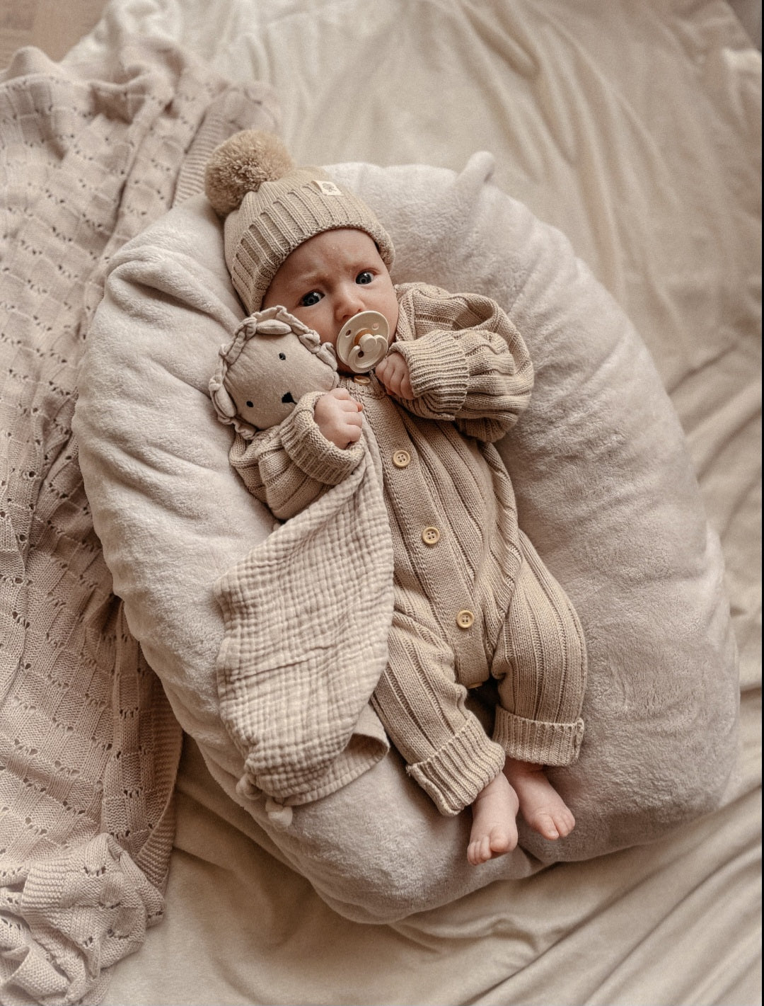 Babymuts met naam | Biologisch & Gebreid | Pompom |Beige