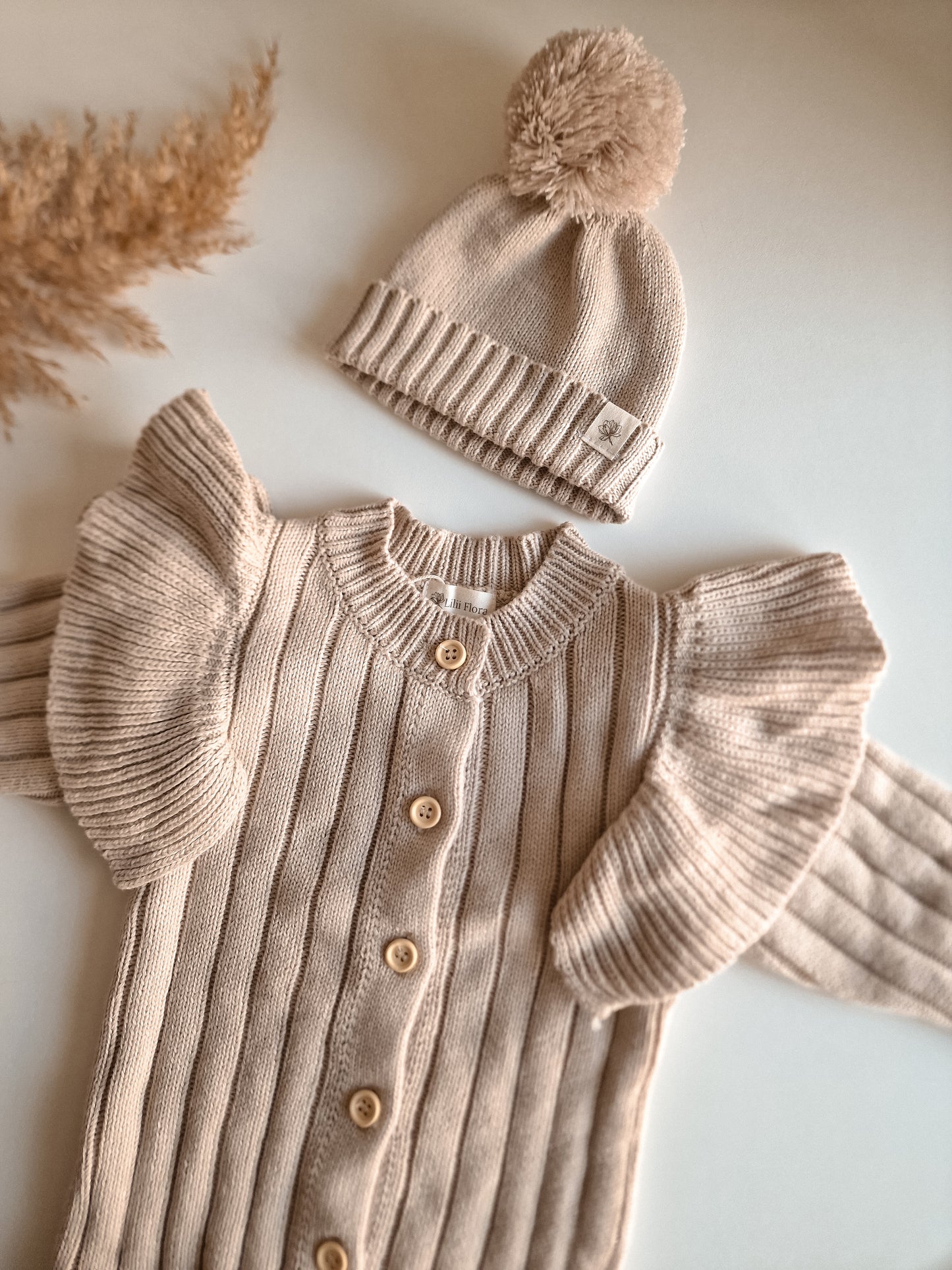 Babymuts met naam | Biologisch & Gebreid | Pompom |Beige