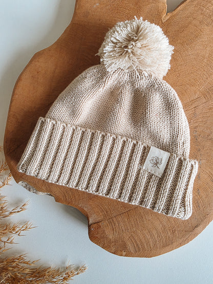 Babymuts met naam | Biologisch & Gebreid | Pompom |Beige