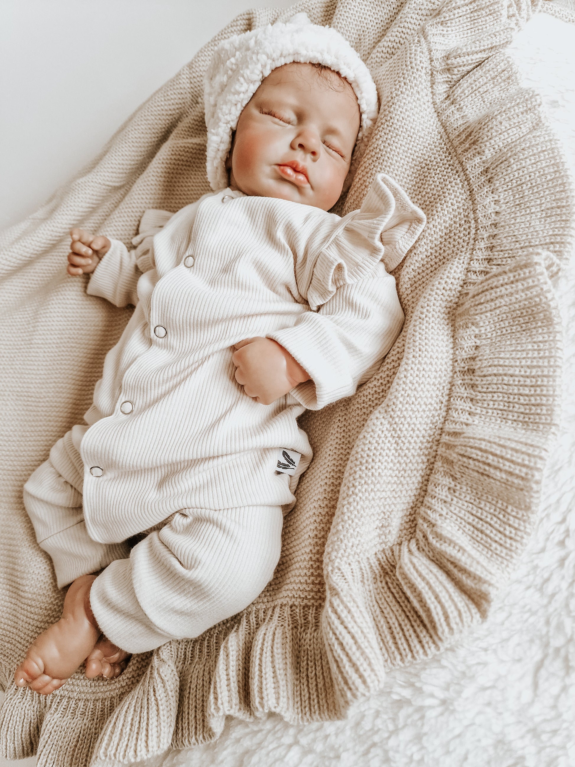 Ruffle deken met naam Gebreid biologisch Cookie – Lilii Flora