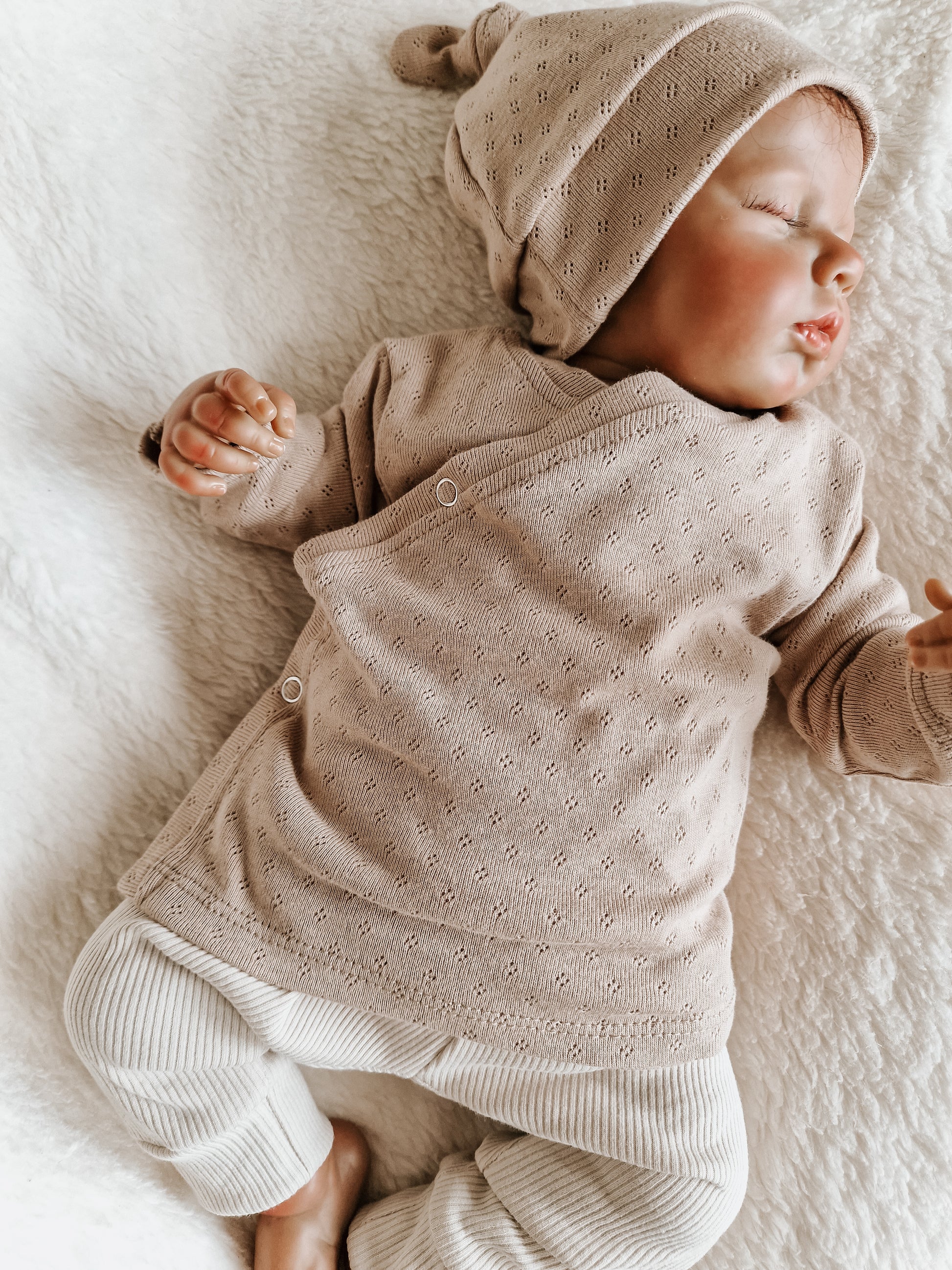 Babymuts pointelle met een baby overslag shirtje die je kan personaliseren met de naam van je kindje